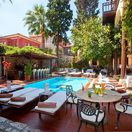 Cozy Flat With Balcony Near Hadrian's Gate * Antalya