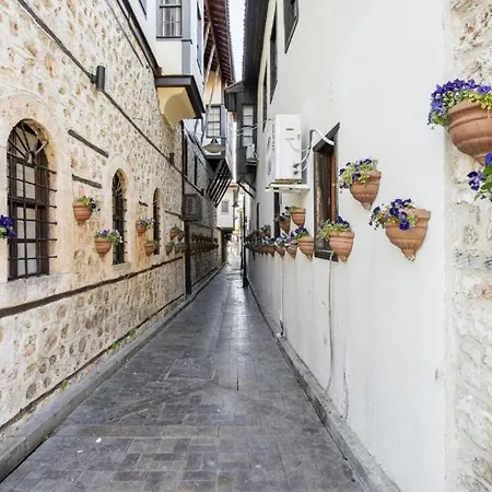 Cozy Flat With Balcony Near Hadrian's Gate *